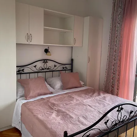 Miranda On The Apartment